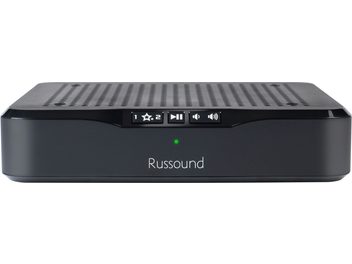 Önden görünüşlü siyah Russound MBX-PRE ağ müzik çalar, üst kısmında düğmeler ve göstergeler, tüm yüzeyde delikli ızgara