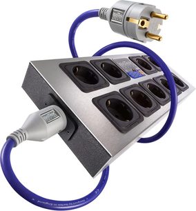 IsoTek EVO3 Corvus multiprise i metallisk grå og blå, 6 stik, blåt kabel, set fra oven i 45 graders vinkel