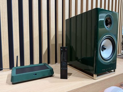 Diffusore da libreria Triangle verde brillante con altoparlante bianco, telecomando e lettore di rete coordinato
