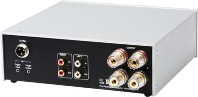 Pro-Ject Amp Box DS2 fekete teljesítményerősítő, hátulnézet RCA-csatlakozókkal, hangsugárzó-kimenetekkel és 12 V-os triggerrel