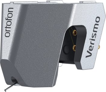 Ortofon MC Verismo pladespiller pickup, set fra siden, metallisk grå farve, inskriptioner "ortofon" og "Verismo"