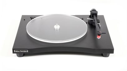 New Horizon 129 sort pladespiller, cirkulær pladetallerken, tonearm med pickup, på rektangulær sort base
