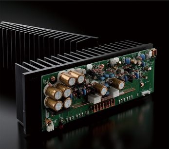 Yamaha M-5000 Leistungsverstärker in Schwarz, Großaufnahme des Innenlebens mit elektronischen Komponenten und Kühlkörper