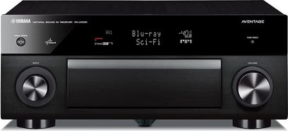 Yamaha RX-A1030 sort home cinema-forstærker set forfra, blåt display, sølvfarvede knapper, 2 lydstyrkehjul