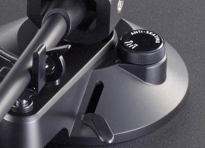 Hi-Fi gramofon TEAC TN-280BT v ořechovém provedení, detailní pohled shora na rameno a protiskluzovou hlavici