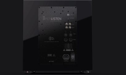 Subwoofer Perlisten D12s negru, vedere din spate, panou de conexiune cu mufe RCA, XLR, USB, întrerupător, picioare vizibile