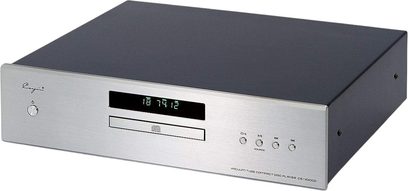 Hi-fi CD-spelare Cayin CS-100CD, rektangulär med svart metallkabinett och front i borstad silverfärgad aluminium, sedd snett framifrån, med central grön digital display, horisontell laddningsspringa och fem runda reglage