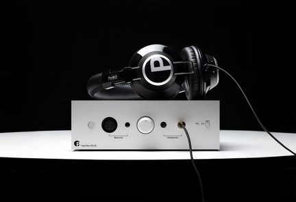 Cuffie audio Pro-Ject nere su amplificatore per cuffie Head Box DS3 B argento vista frontale