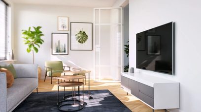 Moderne stue med grå sofa, træbordplader, grønne planter, vægbilleder og stort sort fladskærms-TV på hvidt møbel