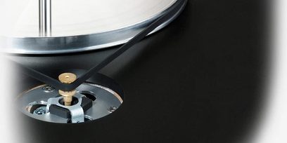 Gramofon ClearAudio Concept z ramieniem i wkładką Concept, zbliżenie z góry na srebrne metalowe ramię i wkładkę