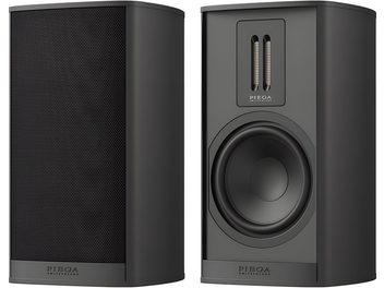Piega Premium 301 Gen2 melnu plauktu skaļruņu pāris, viens ar režģi, otrs ar lentveida tvīteri un lielu zemo frekvenču skaļruni