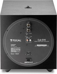 Focal CUB Evo schwarzer Subwoofer, Frontansicht, mit rundem Lautsprecher, Tasten und Anschlüssen auf der Rückseite