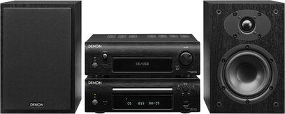 Denon D-F109C sort hi-fi minianlæg bestående af to højttalere, en forstærker med CD-afspiller og en basrefleksboks