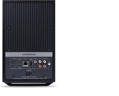 Zwarte Cambridge Audio L/R M slimme luidspreker, achteraanzicht met geribbelde paneel en meerdere HDMI-, USB-, Ethernet- en RCA-poorten
