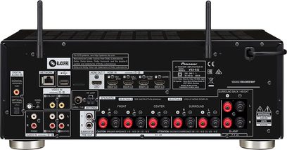 Czarny amplituner kina domowego Pioneer VSX-932, widok z przodu, złącza i elementy sterujące, 2 anteny Wi-Fi