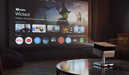 Vidéoprojecteur compact blanc sur support, projection Google TV et applis streaming sur grand écran mural