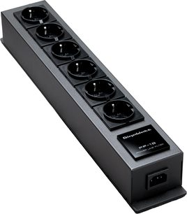 Mørkegrå GigaWatt PF-1e stikdåse med seks sorte stik på række, set i perspektiv