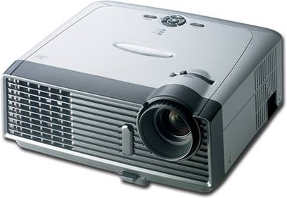 Optoma EP709 videoprojektor i mørkegrå, set forfra, ventilationsgitter, decentraliseret linse, knapper på toppen