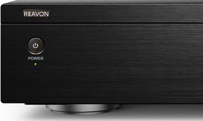 Lettore Blu-ray 4K Reavon UBR-X110 nero, vista frontale, pulsante di accensione illuminato in verde, logo Reavon in alto a sinistra