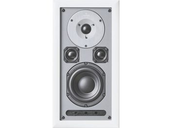 Wbudowany w ścianę głośnik AudioVector R INWALL Signature widziany z przodu, biały prostokątny panel o gładkiej powierzchni, front w kolorze metalicznej szarości z okrągłą, szczotkowaną srebrną płytką tweetera, dużym czarnym wooferem, dwoma małymi symetrycznymi głośnikami i widocznymi śrubami montażowymi