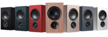 Kompaktní regálové Hi-Fi reproduktory v 7 barevných provedeních: černá, modrá, zelená, červená, dřevěná povrchová úprava, béžová, šedá a bílá