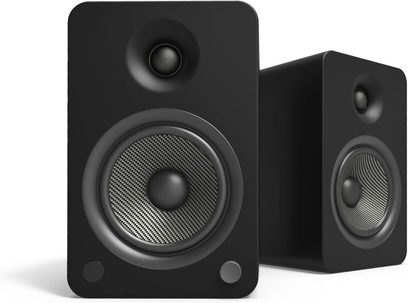 Paar Kanto YU4 Wireless-Lautsprecher in mattem Schwarz, rechteckiges Gehäuse mit matter Oberfläche und abgerundeten Ecken, sichtbarer Gewebe-Tieftöner und runder Hochtöner auf der Frontseite, Dreiviertel-Frontansicht