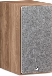 Regal-Lautsprecher Triangle BR04 in hellem Eichenfurnier, rechteckiges Gehäuse aus hellem Holz, graues meliertes Textilgitter mit dreieckigem Logo unten, Ansicht aus vorderem Dreiviertelwinkel