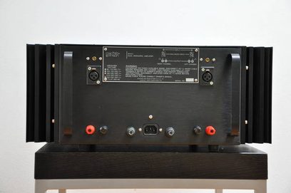 Mark Levinson No.23.5 forstærker, sort, frontvisning med børstet aluminiumsfacade og røde og sorte knapper
