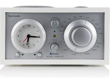 Radioäratus Tivoli Model Three BT, valge vahtrapuu korpus ja hõbedane esipaneel, esivaade, kell on vasakul, nupp paremal