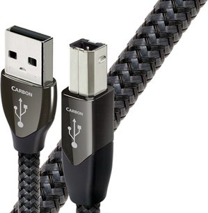 Dwa czarne, metalowe, szczotkowane złącza USB połączone czarnym splecionym kablem, na białym tle
