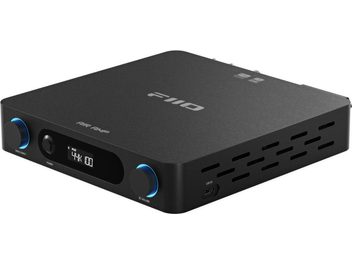 Melns FiiO Air Amp stereo pastiprinātājs ar ekrānu priekšpusē, divām pogām ar zilām apmalēm un ventilācijas atverēm sānos