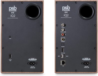 Pár reproduktorů PSB iQ2 v ořechovém provedení, pohled zezadu s kruhovým bassreflexem a audio porty, HDMI eARC, USB a LAN