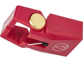 Diament do wkładki gramofonowej Audio Technica AT-VMN40xML, czerwony z gładkiego plastiku, z okrągłą złotą wstawką na górze i widocznym metalowym wspornikiem, widok z trzech czwartych