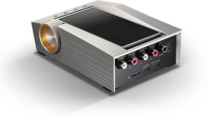 Przedwzmacniacz słuchawkowy Astell&Kern ACRO CA1000 w kolorze srebrnym, widok z przodu pod kątem 3/4 od prawej strony, przód z wyświetlaczem, przyciskami i gniazdami słuchawkowymi