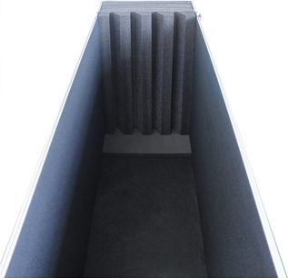 Power Acoustics Flight 4 50/65 ekran taşıma kasası, açık, üstten görünüm, siyah iç kısım ve bölücülerle