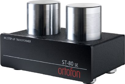 Centreringsværktøj til pladespiller Ortofon ST-80 SE, set fra trekvart vinkel, sort front med hvid og rød tekst, to sølvfarvede metalcylindre på toppen