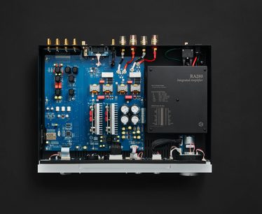 Стерео інтегрований Hi-Fi підсилювач Rose RA280 чорного кольору, вид спереду, відкрита кришка, що демонструє друковані плати та електронні компоненти