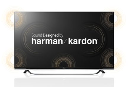 Fladskærms-tv med teksten "Sound Designed by harman/kardon" på sort baggrund med gyldne cirkulære mønstre