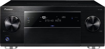 Pioneer SC-LX58 sort hjemmebiografsforstærker, set forfra, blå skærm, to drejeknapper og knapper på mat og blank sort frontpanel