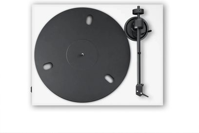 Valge Pro-Ject E1.2 vinüülplaadimängija pealtvaates, must plaat ja paremal must toonarm