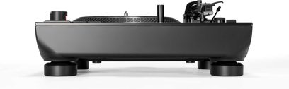 Gramofon Reloop RP-7 černý, hliníkový talíř s bodci, pohled zepředu, izolované nožičky, viditelné rameno a hřídel