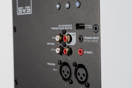 SVS subwooferi tagapaneel juhtmevaba SoundPath mooduliga, RCA-, XLR-, trigger- ja USB-sisenditega