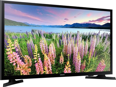 Samsung UE32J5000-fjernsyn, der viser et landskab med en sø og bjerge med lilla og rosa lupiner i forgrunden