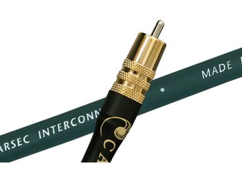 Cable coaxial digital Cardas Parsec Digital de 1 m, conector RCA chapado en oro, funda verde marcada con "MADE", vista de cerca