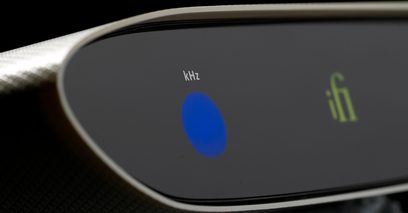 iFi Audio Zen Air Blue trådløs sender, set ovenfra, blå LED-indikator tændt, mat sort finish