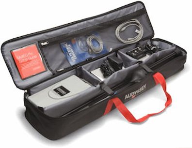 Zestaw do kalibracji audio Audyssey Installer Kit Pro w otwartym etui, zawierający mikrofon, przedwzmacniacz i akcesoria