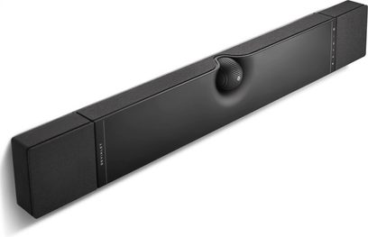 DEVIALET DIONE juoda garso juosta, priekinis vaizdas, pailga stačiakampė juoda forma su metaline grotelių danga ir sidabrine besisukančia rankenėle