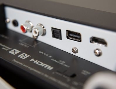 Q Acoustics M3 sort soundbar, bagsigte nærbillede der viser HDMI-, optiske-, USB- og strømstik