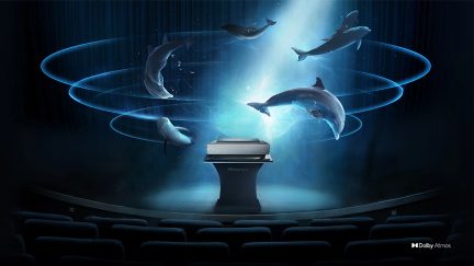 Hisense projektor på sort piedestal, flydende delfiner, lysende cirkler, biografsal, Dolby Atmos logo