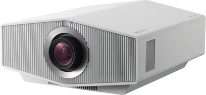 Bílý projektor Sony VPL-XW7000ES, pohled zepředu mírně zešikma, černý objektiv uprostřed, ventilační mřížka